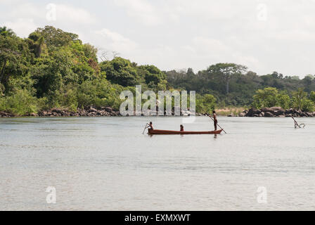 Villaggio Pakissamba (Juruna), sullo Xingu, Para Stato, Brasile. Bambini a bordo di una canoa. Foto Stock