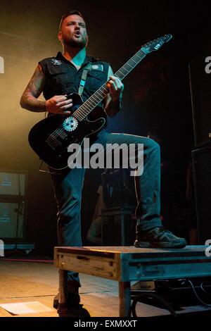 Milwaukee, Wisconsin, Stati Uniti d'America. 8 Luglio, 2015. Il chitarrista ALEX WADE di Whitechapel suona dal vivo durante la Mayhem Festival presso il Rave a Milwaukee nel Wisconsin © Daniel DeSlover/ZUMA filo/Alamy Live News Foto Stock