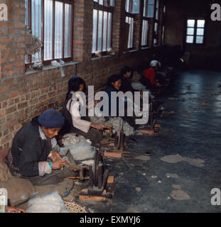 Besuch der Teppichknüpfer von Patan Kathmandu-Tal im, Nepal 1970er Jahre. Visitazione di tessitori di tappeti di Patan nella valle di Kathmandu, Nepal 1970s. Foto Stock