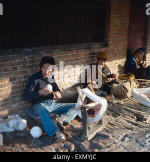 Besuch der Teppichknüpfer von Patan Kathmandu-Tal im, Nepal 1970er Jahre. Visitazione di tessitori di tappeti di Patan nella valle di Kathmandu, Nepal 1970s. Foto Stock