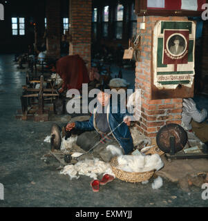 Besuch der Teppichknüpfer von Patan Kathmandu-Tal im, Nepal 1970er Jahre. Visitazione di tessitori di tappeti di Patan nella valle di Kathmandu, Nepal 1970s. Foto Stock