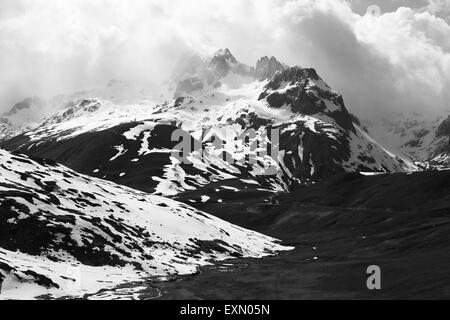 Vista delle aiguilles de l'argentiere montagne, Col du glandon e d926 strada da vicino il Col de la Croix de fer, sulle alpi francesi. Foto Stock