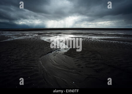 La pioggia si avvicina Burnham Beach. Somerset. Regno Unito. Foto Stock