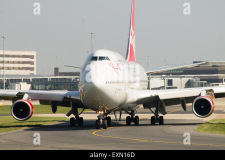 Virgin Atlantic Boeing 747-400 'Inglese Rose' rullaggio su Manchester Airport rullaggio. Foto Stock