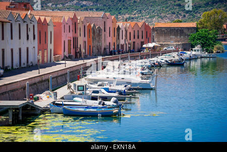 Una graziosa cittadina sulla costa nord occidentale della Sardegna, Bosa è dominato dalle colline di Serravalle Foto Stock