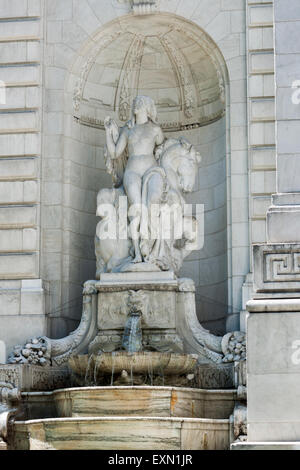 La fontana della bellezza all'ingresso della Biblioteca Pubblica di New York fluisce con acqua il venerdì, 10 luglio 2015. La bellezza e la verità da Federico MacMonnies, che bookend l'ingresso della biblioteca, sono stati accesi dopo essere stato arrestato dal 1986. Il restauro è stato finanziato da un dono che ha pagato per la nuova infrastruttura. (© Richard B. Levine) Foto Stock