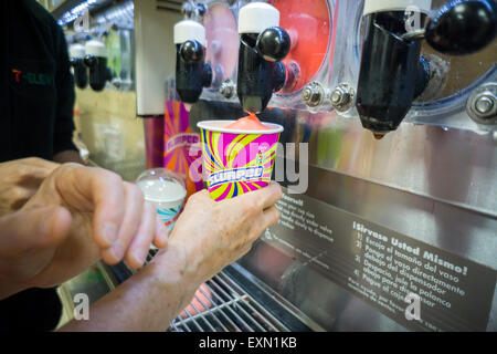 Gli amanti Slurpee approfittare della libera Slurpee giorno in un 7-Eleven store in New York sabato 11 luglio, 2015 (7-11, get it?). Il 7-Eleven auto proclamata libera Slurpee Day è stato un evento annuale per gli ultimi 13 anni dando via libera 7oz Slurpees. Il popolare ghiacciato, viscido, sciropposi le bevande sono disponibili nel regolare e la dieta di sapori, in combinazioni e i negozi sono stati stoccati fino extra con barili di sciroppo per soddisfare la domanda prevista. Il 88 anno vecchia catena si aspetta a servire oltre 8 milioni Slurpees oggi. (© Richard B. Levine) Foto Stock