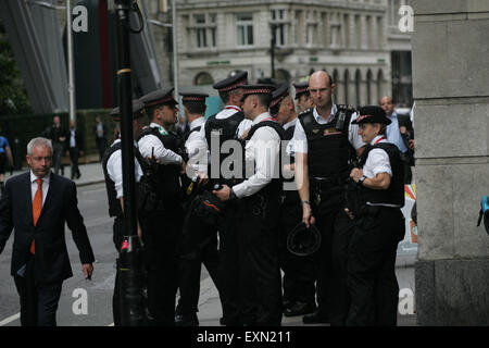 Londra, UK, 15 luglio, 2015. Città di Londra gli ufficiali di polizia assistere ad una chiamata da città lavoratori circa un possibile break-in presso 1-7 Leadenhall Street, EC3 a Londra il 15 luglio 2015. Ufficiali contenuta fuoriesce all'indirizzo e preparate le torce e body-usura-telecamere prima di condurre una ricerca accurata dei locali, la quale è stata trovata essere vuoto. Credito: Finn Nocher/Alamy Live News Foto Stock