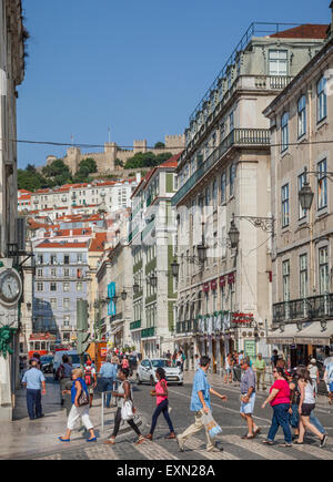 Il Portogallo, Lisboa, Rossio, vista da Praça Dom Pedro IV trogolo Rua da Betesga verso Praca Figueira e Castelo de Sao Jorge Foto Stock