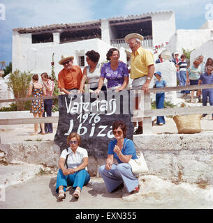 Vatertag am Strand Las Salinas auf Ibiza, Ibiza 1976. La festa del papà in spiaggia Las Salinas sull'isola di Ibiza, Ibiza 1976. Foto Stock
