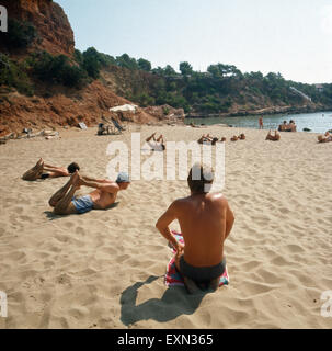 Fitnessgymnastik am Strand Las Salinas auf Ibiza, Ibiza 1976. Ginnastica Fitness in spiaggia Las Salinas sull'isola di Ibiza, Ibiza 1976. Foto Stock