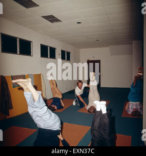 Fitnessgymnastik für Urlauber auf Ibiza, Ibiza 1976. Fitness Ginnastica per turisti dell'isola di Ibiza, Ibiza 1976. Foto Stock