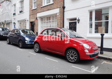 Rosso Fiat 500 auto parcheggiate in Londra Inghilterra 2015 Foto Stock