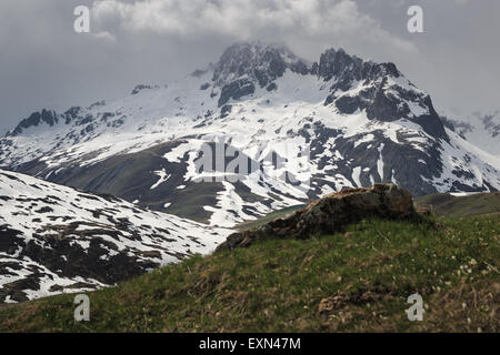 Vista delle Aiguilles de l'Argentiere montagne da vicino il Col de la Croix de Fer, Savoie, sulle Alpi francesi Foto Stock