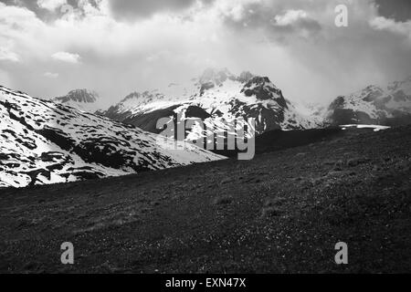 Vista delle Aiguilles de l'Argentiere montagne e il Col du Glandon da Col de la Croix de Fer, Savoie, sulle alpi francesi. Foto Stock