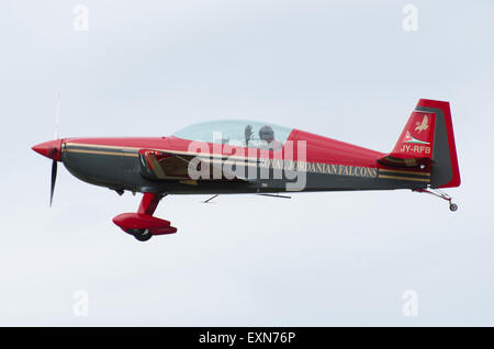 Extra 300L del Royal Jordanian Falcons sulla rotta di avvicinamento per l'atterraggio a RIAT 2015, RAF Fairford, Gloucestershire, UK. Credito: Antony ortica/Alamy Live News Foto Stock