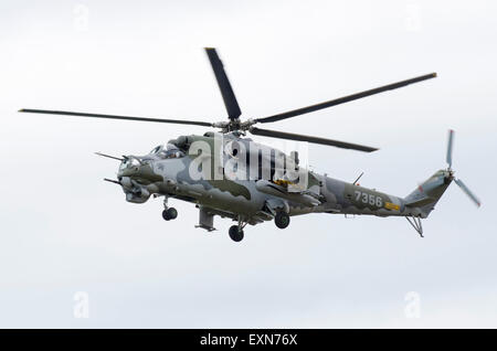 Mil Mi-24V/Mi-35 operati dalla Czech Air Force sulla rotta di avvicinamento per l'atterraggio a RIAT 2015, RAF Fairford, Gloucestershire, UK. Credito: Antony ortica/Alamy Live News Foto Stock