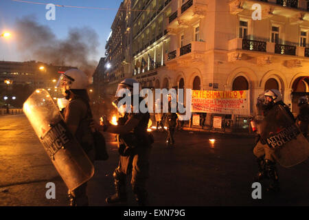 Atene, Grecia. Il 15 luglio 2015. Anti-bailout manifestanti si scontrano con la polizia di Atene, Grecia, 15 luglio, 2015. Anti-austerità proteste organizzate dai sindacati e partiti di opposizione di mercoledì sera davanti al parlamento greco sono stati rovinati con scontri violenti scoppiata tra i manifestanti e poliziotti antisommossa. Credito: Marios Lolos/Xinhua/Alamy Live News Foto Stock