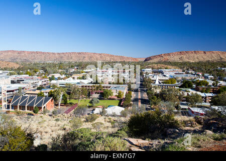 Vista dall'Anzac Hill down Hartley St in una bella giornata invernale e in Alice Springs, Territorio del Nord, l'Australia Foto Stock
