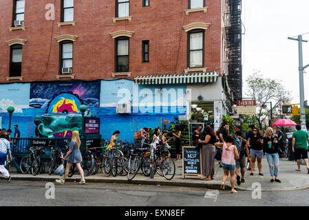 Brooklyn, NY 12 Luglio 2015 - l'occupato Bedford Avenue stazione della metropolitana di Williamsburg Brooklyn Foto Stock