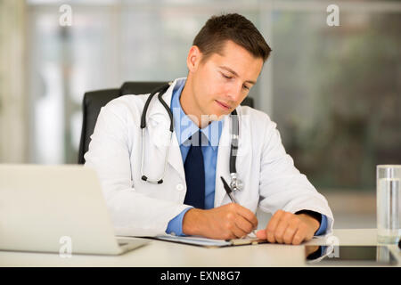 Bello medico iscritto rapporto medico in office Foto Stock