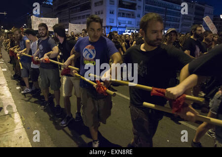 Atene, Grecia. Il 15 luglio 2015. I manifestanti fanno catene gridando slogan al di fuori del parlamento greco mentre la terza bailout trattativa è votata all'interno. Il recente accordo tra la Grecia e i creditori ha suscitato rabbia e polemiche anche tra i partiti di governo come sembra di non prendere in considerazione il bailout esito del referendum. Credito: Nikolas Georgiou/ZUMA filo/ZUMAPRESS.com/Alamy Live News Foto Stock