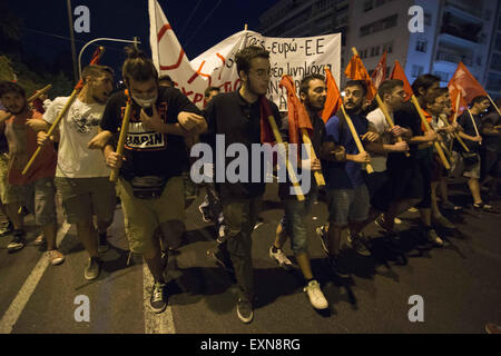 Atene, Grecia. Il 15 luglio 2015. I manifestanti fanno catene gridando slogan al di fuori del parlamento greco mentre la terza bailout trattativa è votata all'interno. Il recente accordo tra la Grecia e i creditori ha suscitato rabbia e polemiche anche tra i partiti di governo come sembra di non prendere in considerazione il bailout esito del referendum. Credito: Nikolas Georgiou/ZUMA filo/ZUMAPRESS.com/Alamy Live News Foto Stock