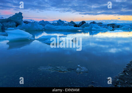 Laguna glaciale in Islanda a mezzanotte Foto Stock