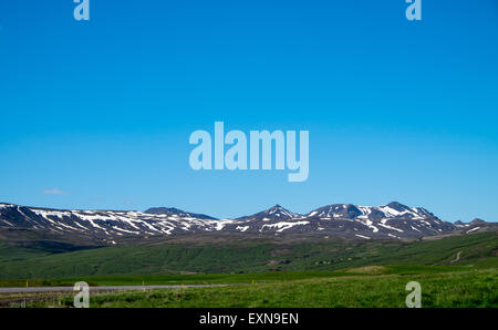Paesaggio in Islanda sotto un cielo blu Foto Stock