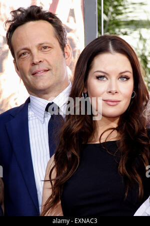 Vince Vaughn e moglie Kyla Weber a Vince Vaughn mano ingombro e la cerimonia di premiazione che si terrà presso il cinese TCL teatro IMAX in LA. Foto Stock