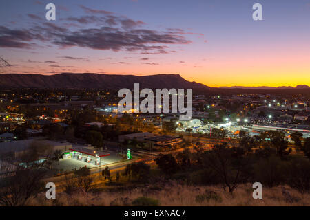 Vista dall'Anzac Hill su una fine inverno sera ad Alice Springs, Territorio del Nord, l'Australia Foto Stock