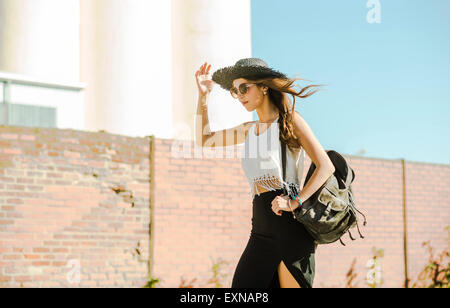 Giovane donna che indossa lo stile Boho Foto Stock