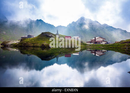 Lago BALEA, Romania - 24 giugno 2012: visione idilliaca con tipici alberghi sul lago Balea shore in montagna Fagaras, Romania. Foto Stock