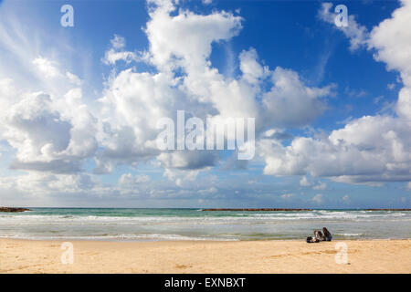 TEL AVIV, Israele - 2 Marzo 2015: Il resto sulla spiaggia di Tel Aviv Foto Stock