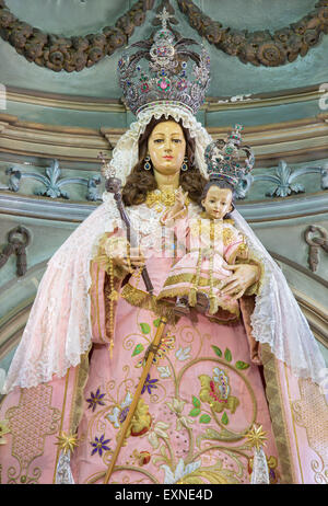 CORDOBA, Spagna - 26 Maggio 2015: il tradizionale acquisiti alla statua della Madonna nella Chiesa Eremita de Nuestra Señora del Socorro sui principali Foto Stock