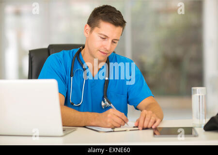 Professional infermiere, Scrittura di rapporti medici Foto Stock