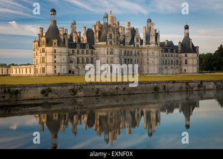 Alba sul Chateau de Chambord - costruito originariamente come residenza di caccia di re Francesco I, Loir-et-Cher, Centre, Francia Foto Stock