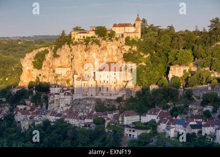 Alba sopra la città medievale di Rocamadour, lotto reparto, midi-Pyrenees, Francia Foto Stock