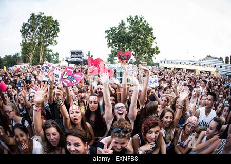 Milano, Italia. Il 15 luglio 2015. La folla di italian pop rock band di Kolors raffigurata sul palco come essi svolgono al mercato EstaThe Suono in Milano © Roberto Finizio/Pacific Press/Alamy Live News Foto Stock