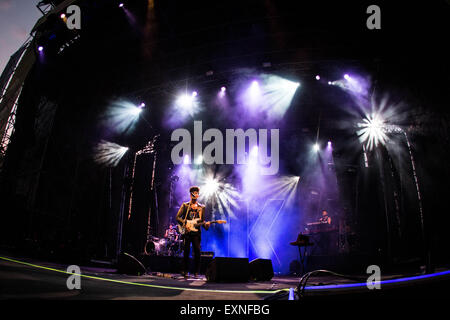 Milano, Italia. Il 15 luglio 2015. La Italian pop rock band, 'l'Kolors' esegue durante il loro concerto dal vivo al mercato EstaThe Suono in Milano © Roberto Finizio/Pacific Press/Alamy Live News Foto Stock