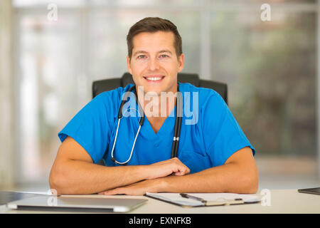 Buona ricerca maschio infermiere medico con stetoscopio Foto Stock