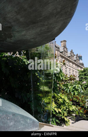 Funzione di acqua nei giardini di pace nel centro della città di Sheffield Foto Stock