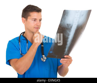 Giovani di successo medico tenendo premuto x-ray Foto Stock