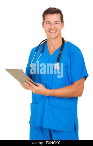 Felice healthcare lavoratore azienda computer tavoletta su sfondo bianco Foto Stock