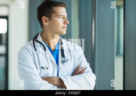 Considerato giovane medico con i bracci ripiegati Foto Stock