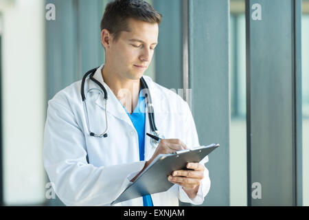 Professional medico prescrizione di scrittura Foto Stock