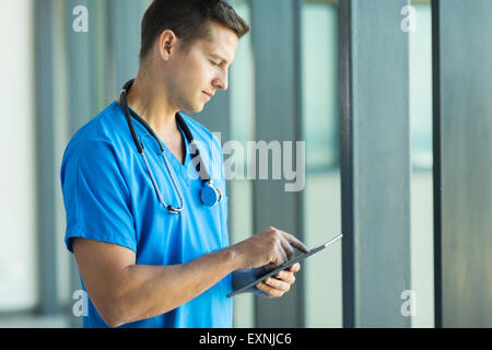 Buona ricerca giovane lavoratore di cura di salute utilizzando un tablet pc Foto Stock