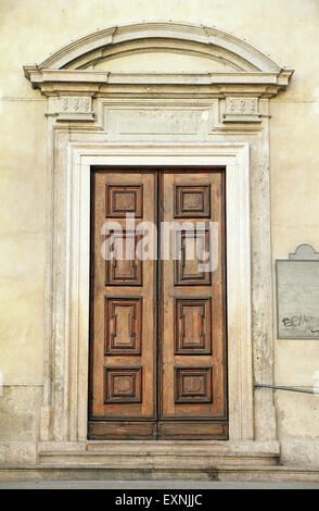 Chiesa di legno porta in Milano, Italia Foto Stock