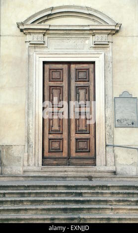 Chiesa di legno porta in Milano, Italia Foto Stock