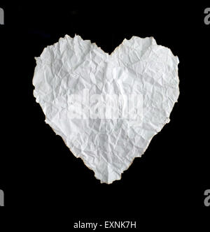 Crumpled bianco forma di cuore carta su sfondo bianco Foto Stock